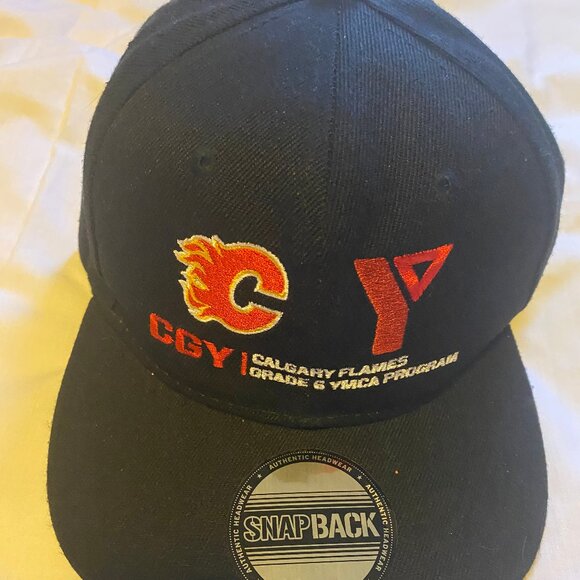 Black Baseball Cap Hat Calgary Flames Snap Back Authentic NHL Embroidered Logo - Picture 1 of 4